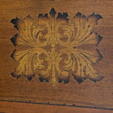 Pregio e raffinatezza dell'intarsio della collezione Arte Piombini Mobili Classici Italiani